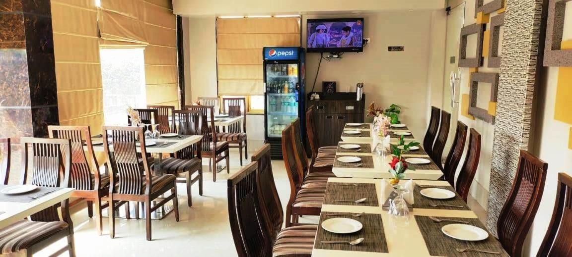 Hotel Ozas Grand Varanasi Exterior photo