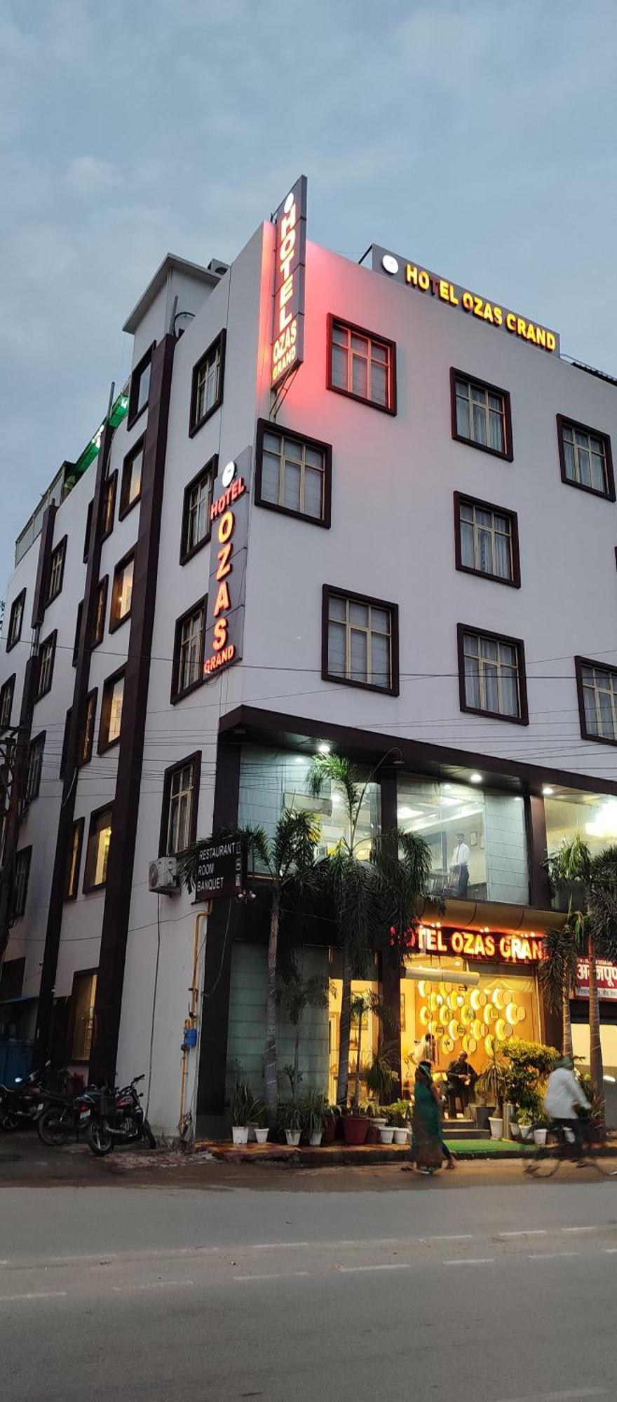 Hotel Ozas Grand Varanasi Exterior photo